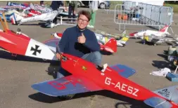  ??  ?? Florian Chabot et son Miles Sparrowhaw­k, issu d’un kit Seagull. Le moteur est un 55 DLE et la masse frise les 9 kg, pour 2,16 m d’envergure.