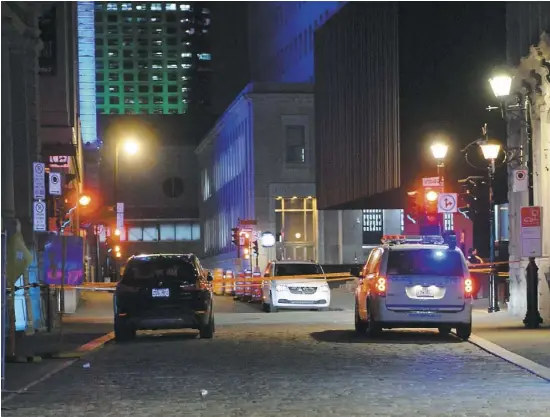  ?? PHOTO AGENCE QMI, PASCAL GIRARD ?? La tentative de meurtre est survenue vers 2 h 30 dimanche, à l’angle des rues Notre-Dame Ouest et Saint-François-Xavier, dans le Vieux-Montréal. La victime, un homme dans la vingtaine, a été poignardée.