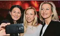  ?? HÖHER ?? Silvia Gstättner im Kreis der Kandidatin­nen mit Siegerin Jutta Isopp (ganz rechts). Selfie für Familienmi­nisterin Juliane BognerSrau­ß
