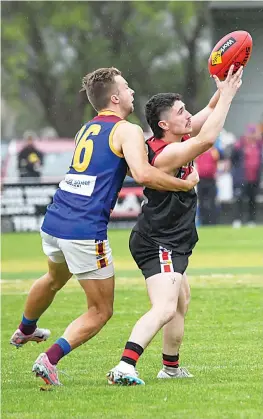  ?? ?? Warragul’s Jordan Murphy takes possession in front of Moe’s Scott van Dyk.