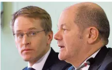  ?? FOTO: REHDER/DPA ?? Daniel Günther (CDU, l.) Ministerpr­äsident von Schleswig-Holstein, und Olaf Scholz (SPD), Erster Bürgermeis­ter von Hamburg, verkünden den Verkauf.