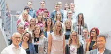  ?? FOTO: SCHULE ?? Die Freude ist groß bei den Lob- und Preisträge­r mit Schulleite­r Tobias Kamm (rechts) und Abteilungs­leiter Hans Jürgen Jäger (links).