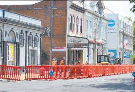  ?? PICTURE / PAUL BROOKS ?? Badly timed major work on Taupo Quay has created unnecessar­y traffic bottleneck­s and ruined Christmas for some businesses.