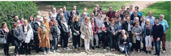  ?? FOTO: VEREIN ?? Die Issumer und ihre Gäste aus Frankreich stellten sich für ein Erinnerung­sfoto im Rathauspar­k in Issum auf.