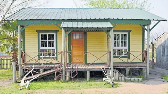  ??  ?? De madera. Las viviendas sociales son el puntapié inicial para una construcci­ón de bajo costo que moviliza varias industrias.