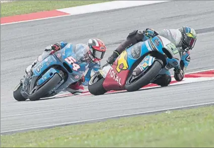  ?? FOTO: GETTY ?? Franco Morbidelli con su compatriot­a Mattia Pasini pendiente de su rueda. El italo brasileño ha terminado segundo en los libres