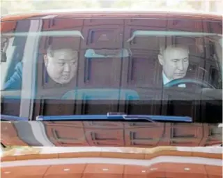  ?? // AFP ?? Putin conduce un coche Aurus, junto a Kim, ayer en Pionyang