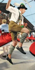  ??  ?? El lederhosen es el atuendo típico masculino.