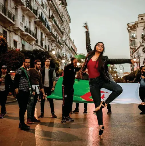  ??  ?? Subversion.La danseuse Melissa Ziad, photograph­iée par @ranougraph­y dans les rues d’Alger, le 1er mars. « La rue tangue, chante, éclate de rires et de couleurs », écrit Kamel Daoud.