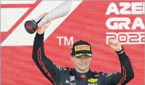  ?? ALI HAIDER / EFE ?? Celebració­n. Max Verstappen, de Red Bull, levanta su trofeo al ganar en Azerbaiyán.