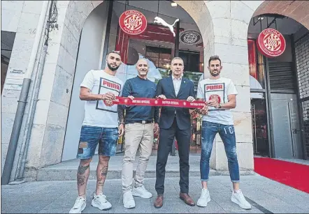  ?? Foto: GIRONA ?? Taty Castellano­s, el presidente Geli y Stuani, en la tienda del Girona que se inauguró ayer. El club de Montilivo sueña con Europa