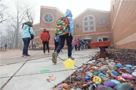  ?? ADAM CAIRNS/COLUMBUS DISPATCH ?? Students arrive for school at Mcvay Elementary in Westervill­e on Wednesday. The Westervill­e School District has reported nearly 300 students and staff quarantini­ng or doing a modified in-person quarantine due to COVID-19 from last week.