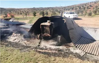  ??  ?? Dit is al wat oorgebly het na die mislukte heuningdie­fstal. Foto’s verskaf