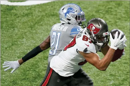  ?? CARLOS OSORIO — THE ASSOCIATED PRESS ?? Tampa Bay Buccaneers tight end Rob Gronkowski (87), defended by Detroit Lions defensive back Tracy Walker (21), catches a 33-yard pass for a touchdown during the first half of Saturday’s game in Detroit.