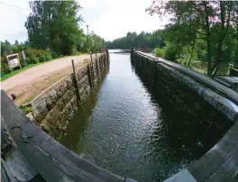  ??  ?? Stråka sluss förde oss rakt in i Finska vikens vatten som skymtar
■ framme i bilden.