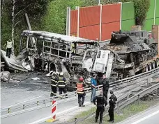  ?? Foto: Michal Šula, MAFRA ?? Tragický den pro Vězeňskou službu Ve čtvrtek se na Pražském okruhu srazil autobus Vězeňské služby s tahačem, který vezl do Plzně na Slavnosti svobody dva americké historické tanky. Autobus i tahač zcela shořely. Jeden člověk při střetu zemřel.