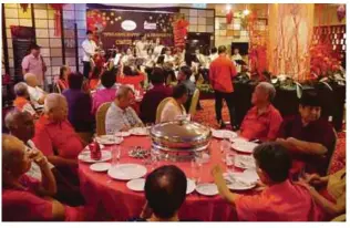  ??  ?? Old folks were entertaine­d by the SM(C) Chung Hwa Chinese Traditiona­l Orchestra.