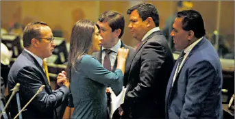  ?? Archivo / El comercio ?? • Ximena Peña y César Litardo, de Alianza País (c), en la sala de sesiones del Pleno.