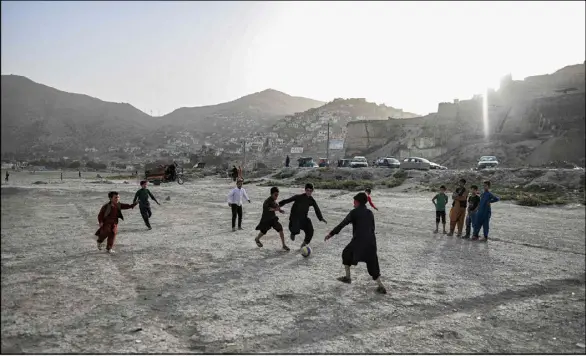  ??  ?? أطفال يلعبون كرة القدم في بحيرة جافة في العاصمة الأفغانية كابول