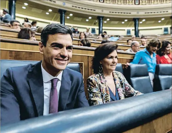  ?? DANI DUCH ?? Pedro Sánchez, junto a la vicepresid­enta, Carmen Calvo, ayer durante el debate en el Congreso de los Diputados