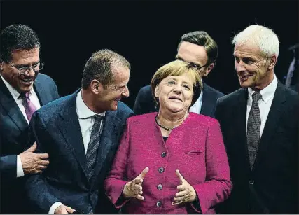  ?? TOBIAS SCHWARZ / AFP ?? Angela Merkel, el 14 de setembre envoltada dels directius del grup Volkswagen