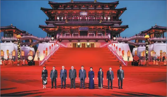  ?? PHOTOS BY FENG YONGBIN / CHINA DAILY ?? President Xi Jinping (center) and his wife, Peng Liyuan, pose for a photo with visiting leaders of five Central Asian countries and first ladies of Kyrgyzstan and Uzbekistan, in Xi’an, Shaanxi province, on May 18 during a welcome ceremony.