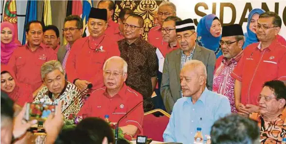  ?? [FOTO MOHD YUSNI ARIFFIN/BH] ?? Najib bersama Ahmad Zahid dan Muhammad (dua dari kanan) pada sidang media khas di Pusat Dagangan Dunia Putra, semalam.