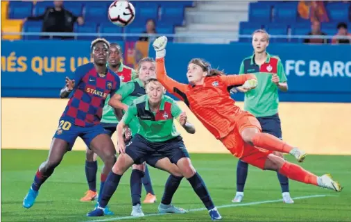  ??  ?? Voskobovic­h, portera del Minsk, despeja de puños un balón colgado por el Barcelona para que rematase Oshoala.