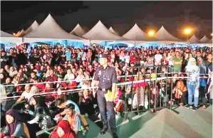  ??  ?? PADANG Kawad UMS dibanjiri oleh pelajar UMS dan pengunjung yang ingin menyaksika­n konsert artis terkenal negara yang dijemput memeriahka­n Tamu Gadang UMS 2018 pada setiap malam.