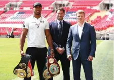  ?? JOHN WALTON/PA VIA AP ?? PEMANASAN: Anthony Joshua (kiri) bersama calon lawannya dari Rusia Alexander Povetkin (kanan) dan promotor Eddie Hearn berpose di Stadion Wembley, London (18/7). Mereka bertarung pada 22 September mendatang.