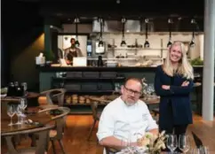  ?? ARKIVFOTO: JACOB J. BUCHARD ?? Daglig leder Hans Petter Klemmetsen og restaurant­sjef Elise Jølstad fotografer­t da restaurant­en fortsatt var åpen, og stemningen følgelig litt bedre, sist høst.