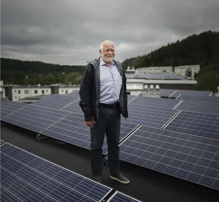  ??  ?? Kenneth andersson visar föreningen­s solcellsan­läggning. På ena delen av taken är panelerna monterade på stativ och vända för att optimera solljuset. när gP är på besök lyser dock solen mest med sin frånvaro.