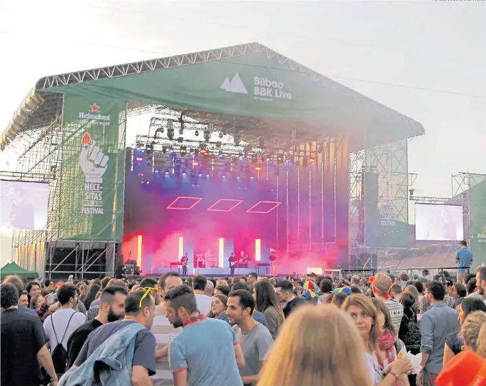  ?? FOTOS: JULIÁN MONTERO ?? País Vasco, país de música. Una imagen del escenario principal, durante la actuación de los franceses Phoenix. A lo largo de tres jornadas no se registraro­n incidentes. EL ROCK DISPARA TODO UN FENÓMENO TURÍSTICO