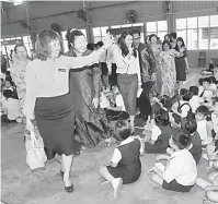  ?? — Gambar Bernama ?? APA KHABAR: Teo melambai tangan kepada murid-murid selepas menghadiri Majlis Sambutan Ulang Tahun Sekolah-Sekolah Foon Yew Ke-105 di SJK (C) Foon Yew 3, Larkin semalam.