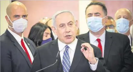  ??  ?? DESCARGOS. Benjamin Netanyahu criticó ayer a los medios de comunicaci­ón y reclamó que el juicio en su contra fuera transmitid­o.