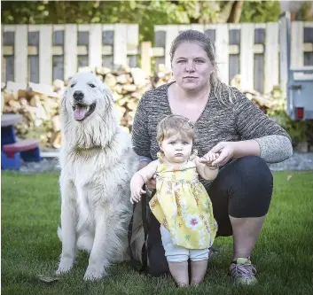  ?? PHOTO SIMON CLARK ?? Geneviève Gagné a peur pour ses enfants en raison du comporteme­nt d’un dogue argentin qui a attaqué son chien lors d’une promenade lundi soir.