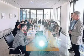  ?? RP-FOTO: MVO ?? In der Klever Volksbank treffen Schüler Unternehme­n: Hier Richard Tißen und Svenja Tühl für das Finanzamt.