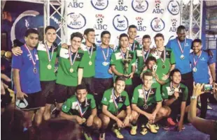  ??  ?? Integrante­s del equipo St. Patrick School que se coronó campeón de la Copa ABC de Fútbol colegial.