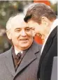  ?? AFP PHOTO MIKE SARGENT ?? President Ronald Reagan, right, and Soviet leader Mikhail Gorbachev confer during welcoming ceremonies at the White House on the first day of their summit in December of 1987.