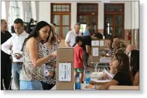  ??  ?? A LAS URNAS. Una democracia fuerte requiere poner en valor el acto electoral.