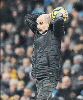  ?? FOTO: GETTY ?? Guardiola sujeta un balón en un partido del City en el Etihad