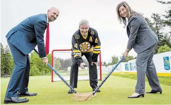  ?? MARCUS OLENIUK ?? Mary DePaoli with Golf Canada CEO Laurence Applebaum, left, and PGA Tour commission­er Jay Monahan in 2021.