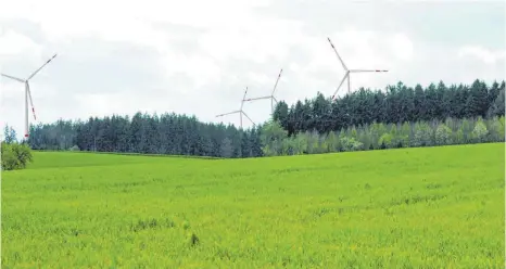  ?? FOTO: ENERCON ?? Eine Visualisie­rung des Windparks aus Rulfinger Sicht aus der Anfangszei­t der Diskussion. Noch immer ist offen, an welchen Standorten genau die von Enercon geplanten Windkrafta­nlagen einmal stehen könnten.