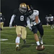  ?? MICHAEL REEVES — FOR DIGITAL FIRST MEDIA ?? Rustin’s Nick Madonna and Unionville’s Jeffrey Lang chase down a fumble in the second quarter Friday night.