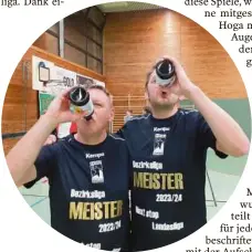  ?? ?? Prost: Das Trainerges­pann Joachim (links) und Tim Hoga.