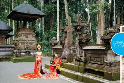  ??  ?? exótico Una pareja luciendo trajes típicos en el bosque de los monos de Sangeh, Bali, una gran atracción turística.