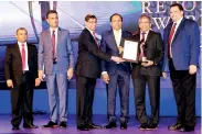  ??  ?? People’s Leasing SDGM Sanjeewa Bandaranay­ake receives Silver award for Integrated Reporting: Best Disclosure on Business Model category