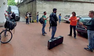  ?? ?? Scossa
Gli allievi della scuola Musikalmen­te in strada dopo il terremoto di ieri pomeriggio