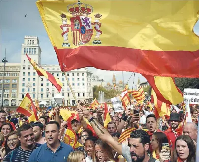  ??  ?? Em Barcelona, ontem, milhares de manifestan­tes catalães foram às ruas em defesa da unidade da Espanha