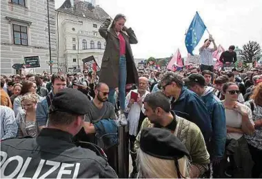  ?? Foto: AFP ?? Empörung in Wien: Bürger fordern Neuwahl nach Veröffentl­ichung des Skandalvid­eos mit Strache.